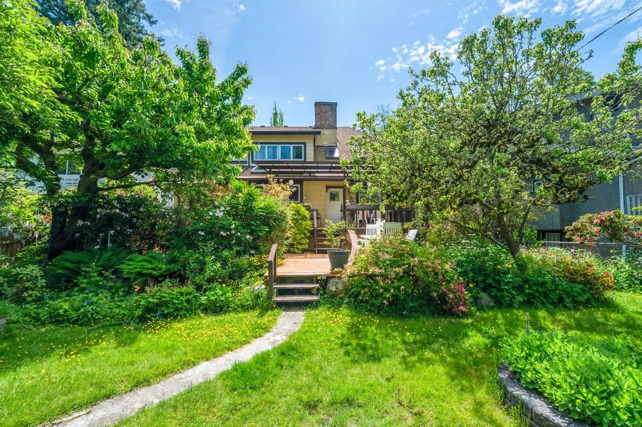 펜션 A Picturesque Home Surrounded By Flowers 밴쿠버