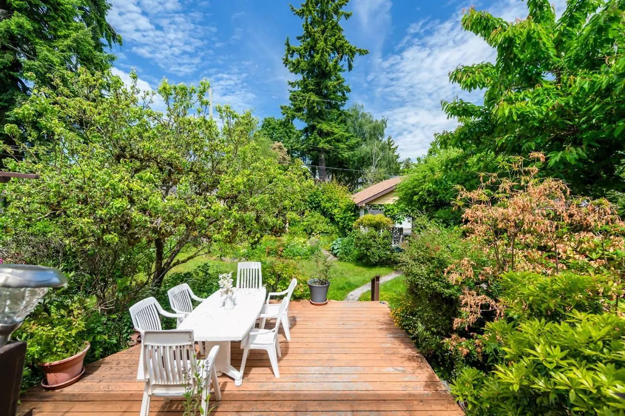 A Picturesque Home Surrounded By Flowers 밴쿠버 0*,