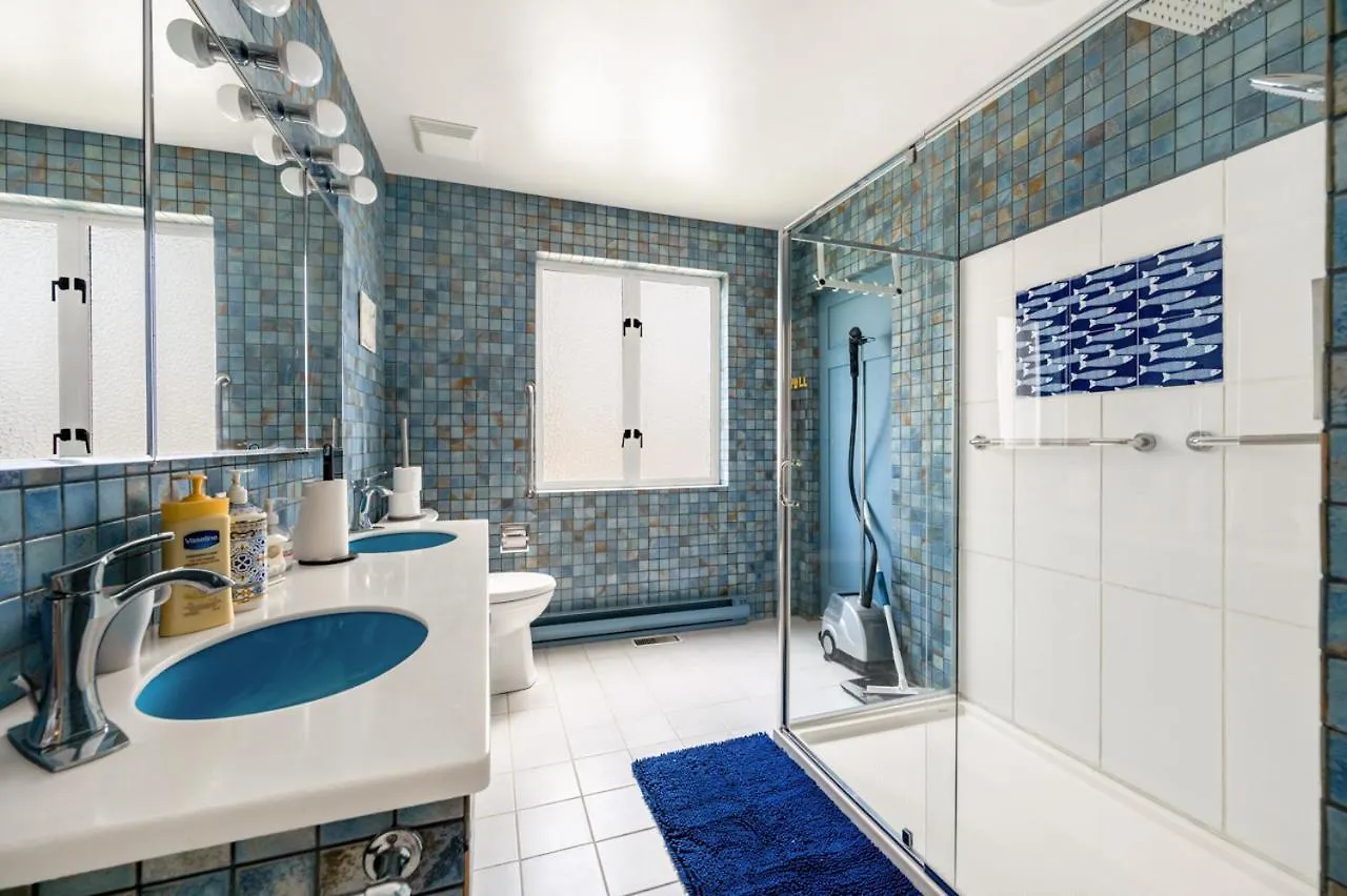 Casa vacanze A Picturesque Home Surrounded By Flowers Vancouver