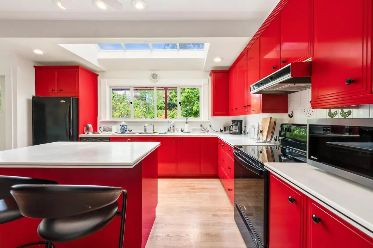 Casa vacanze A Picturesque Home Surrounded By Flowers Vancouver