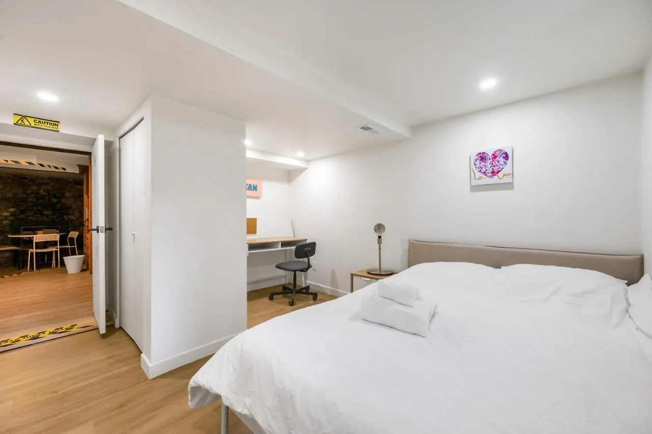 Casa vacanze A Picturesque Home Surrounded By Flowers Vancouver