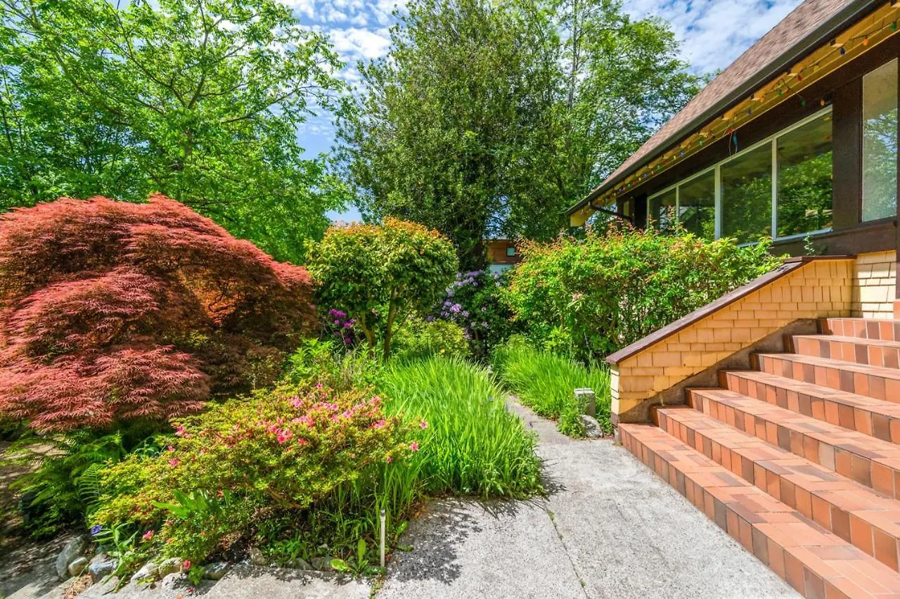 Casa vacanze A Picturesque Home Surrounded By Flowers Vancouver